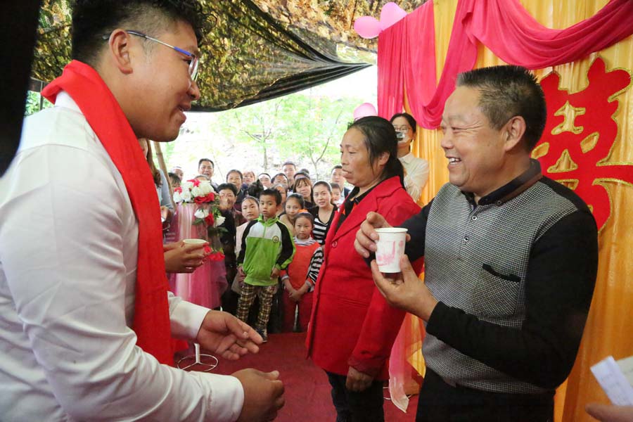 Tang y sus padres en el día de la boda.