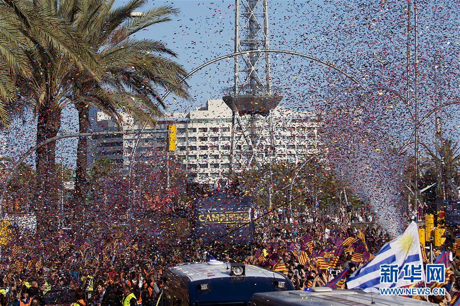 Barcelona se echa a la calle para rendir culto al campeón de Liga