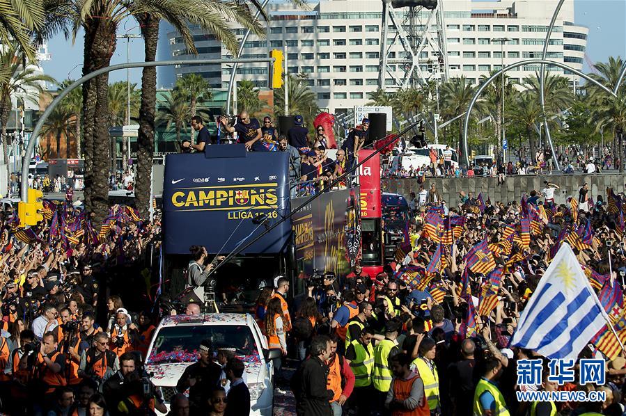 Barcelona se echa a la calle para rendir culto al campeón de Liga