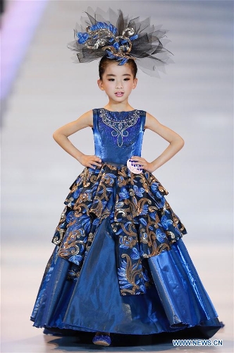 Una participante luce una creación en un concurso de mini-modelos durante la XVI Semana Internacional de la Moda de China en Qingdao, provincia de Shandong, el 14 de mayo de 2016. Más de 200 ni?os de todo el país participaron en el concurso. (Xinhua/Chen Jianli)