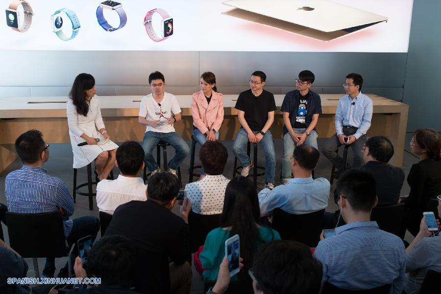 BEIJING, mayo 16, 2016 (Xinhua) -- El director ejecutivo de Apple, Tim Cook (3-i) asiste a una reunión con desarrolladores de aplicaciones chinos en una tienda de Apple en Beijing, capital de China, el 16 de mayo de 2016. Tim Cook halagó a los desarrolladores de aplicaciones y su contribución a la economía del país el lubes, al comenzar su visita a China después de la inversión de su compa?ía de 1 billón de dólares estadounidenses, en la aplicación de transportación de China, Didi Chuxing. (Xinhua/Wu Kaixiang)