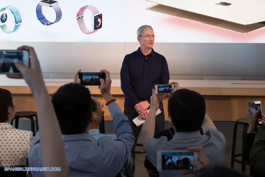 BEIJING, mayo 16, 2016 (Xinhua) -- El director ejecutivo de Apple, Tim Cook (3-i) asiste a una reunión con desarrolladores de aplicaciones chinos en una tienda de Apple en Beijing, capital de China, el 16 de mayo de 2016. Tim Cook halagó a los desarrolladores de aplicaciones y su contribución a la economía del país el lubes, al comenzar su visita a China después de la inversión de su compa?ía de 1 billón de dólares estadounidenses, en la aplicación de transportación de China, Didi Chuxing. (Xinhua/Wu Kaixiang)