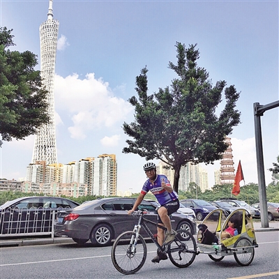 Hombre viaja por China en bicicleta con la hija de 4 a?os y su perro