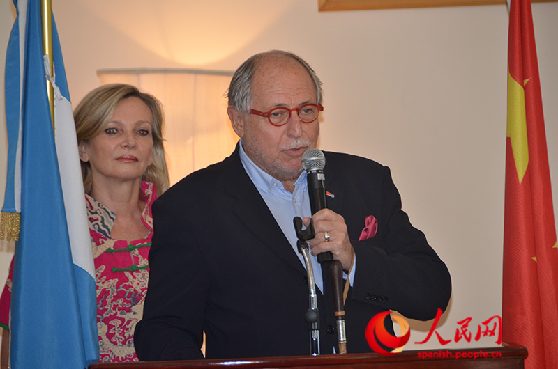 Diego Guelar, embajador de Argentina en China, recibió personalmente a los entusiastas invitados. (Foto: YAC)