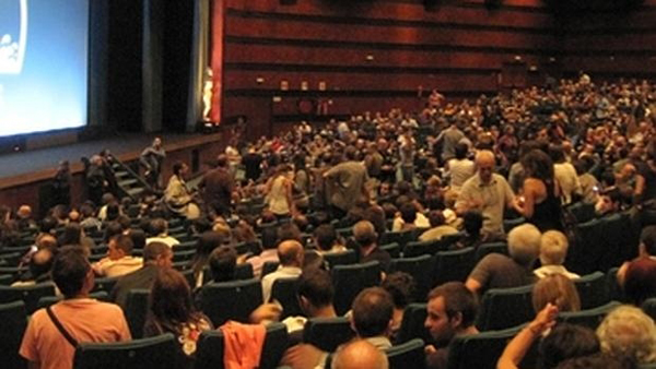 Cinco adolescentes siembran el terror en un cine de Espa?a al grito de: ??Alá es grande!?