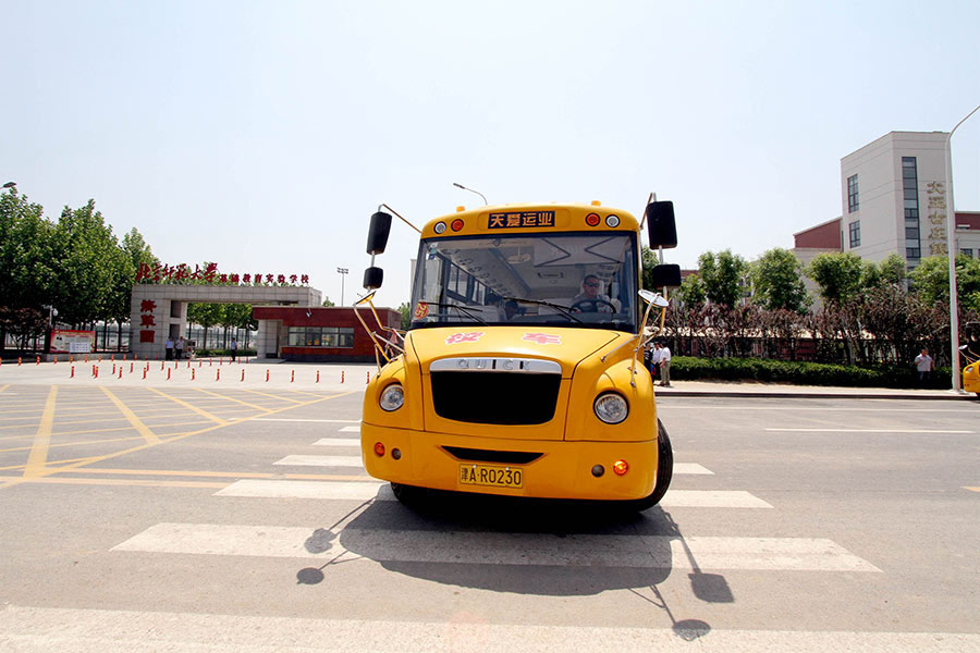 Aparte de estar equipados con alarmas, los autobuses inteligentes cuentan con un sistema de control inteligente que proporciona imágenes en tiempo real a los padres para hacerles saber que sus hijos se encuentran a salvo. Los autobuses pueden reservarse a través de una aplicación móvil.