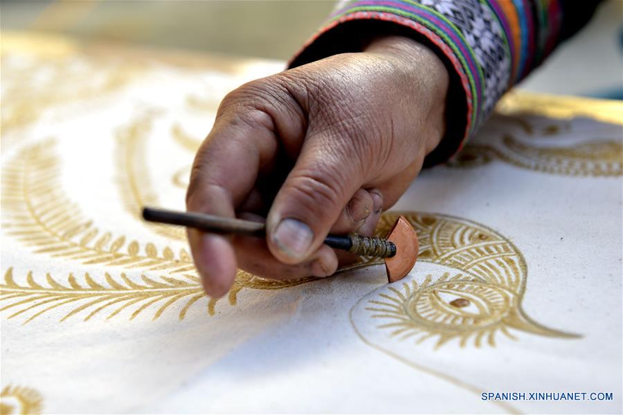 GUIZHOU, mayo 17, 2016 (Xinhua) -- Un residente elabora un tradicional batik, en la villa Wuji, en el municipio de Tashi, del condado de Rongjiang, en la provincia de Guizhou, en el suroeste de China, el 16 de mayo de 2016. Las mujeres del grupo étnico miao que viven en la villa Wuji, ubicada en las remotas colinas del suroeste de China, maestras en sus bordados y batiks étnicos, que han sido enlistados por el gobierno de China como patrimonio cultural intangible. El gobierno local ha prestado mucha atención a la herencia de las habilidades tradicionales, promoviendo el sentido de protección y desarollo de mercados de los residentes. (Xinhua/Wang Bingzhen)