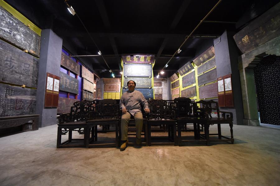 Liu Guangrui, propietario del Museo de Placas de Bayu, sentado en sala de exposiciones del museo en Chongqing, el 17 de mayo de 2016. [Foto / Xinhua]