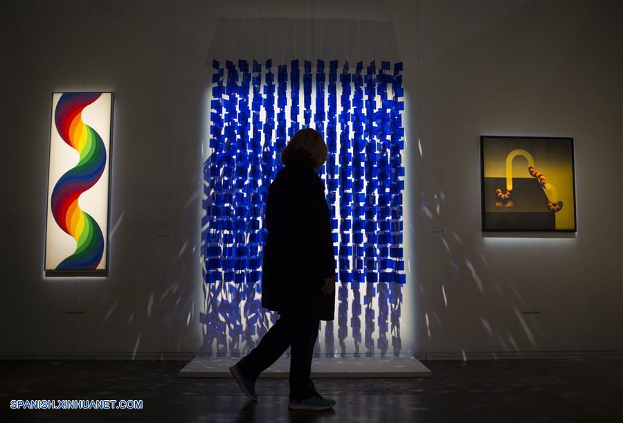 BUENOS AIRES, mayo 20, 2016 (Xinhua) -- Una visitante observa una obra de arte durante la 25 edición de la Feria de Arte Contemporáneo "ArteBa", en la ciudad de Buenos Aires, Argentina, el 20 de mayo de 2016. De acuerdo con información de los organizadores, "ArteBa" es una de las más importantes ferias de arte contemporáneo enfocadas principalmente en la producción artística en Lationamérica, y uno de los eventos de mayor relevancia cultural en Buenos Aires, donde a?o con a?o acuden grupos de artistas, coleccionistas, galeristas, curadores de museos, críticos y amantes del arte. La Feria de Arte Contemporáneo "ArteBa", se lleva a cabo del 19 al 22 de mayo en la capital argentina. (Xinhua/Martín Zabala)