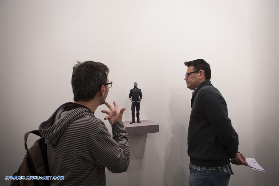 BUENOS AIRES, mayo 20, 2016 (Xinhua) -- Visitantes observan una obra de arte durante la 25 edición de la Feria de Arte Contemporáneo "ArteBa", en la ciudad de Buenos Aires, Argentina, el 20 de mayo de 2016. De acuerdo con información de los organizadores, "ArteBa" es una de las más importantes ferias de arte contemporáneo enfocadas principalmente en la producción artística en Lationamérica, y uno de los eventos de mayor relevancia cultural en Buenos Aires, donde a?o con a?o acuden grupos de artistas, coleccionistas, galeristas, curadores de museos, críticos y amantes del arte. La Feria de Arte Contemporáneo "ArteBa", se lleva a cabo del 19 al 22 de mayo en la capital argentina. (Xinhua/Martín Zabala)