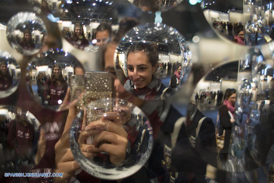 BUENOS AIRES, mayo 20, 2016 (Xinhua) -- Una visitante toma fotografías a una obra de arte durante la 25 edición de la Feria de Arte Contemporáneo "ArteBa", en la ciudad de Buenos Aires, Argentina, el 20 de mayo de 2016. De acuerdo con información de los organizadores, "ArteBa" es una de las más importantes ferias de arte contemporáneo enfocadas principalmente en la producción artística en Lationamérica, y uno de los eventos de mayor relevancia cultural en Buenos Aires, donde a?o con a?o acuden grupos de artistas, coleccionistas, galeristas, curadores de museos, críticos y amantes del arte. La Feria de Arte Contemporáneo "ArteBa", se lleva a cabo del 19 al 22 de mayo en la capital argentina. (Xinhua/Martín Zabala)