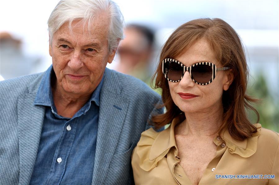  CANNES, mayo 21, 2016 (Xinhua) -- La actriz francesa Isabelle Huppert (d) y el director holandés Paul Verhoeven (i), posan en una sesión fotográfica para la proyección de la película "Elle", durante el 69 Festival de Cine de Cannes, en Cannes, Francia, el 21 de mayo de 2016. (Xinhua/Jin Yu)