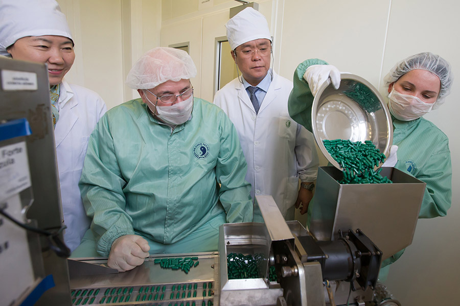 La pareja y sus compa?eros en la empresa de medicina tradicional china de Budapest, capital de Hungría, el 19 de mayo de 2016. [Foto/Xinhua]