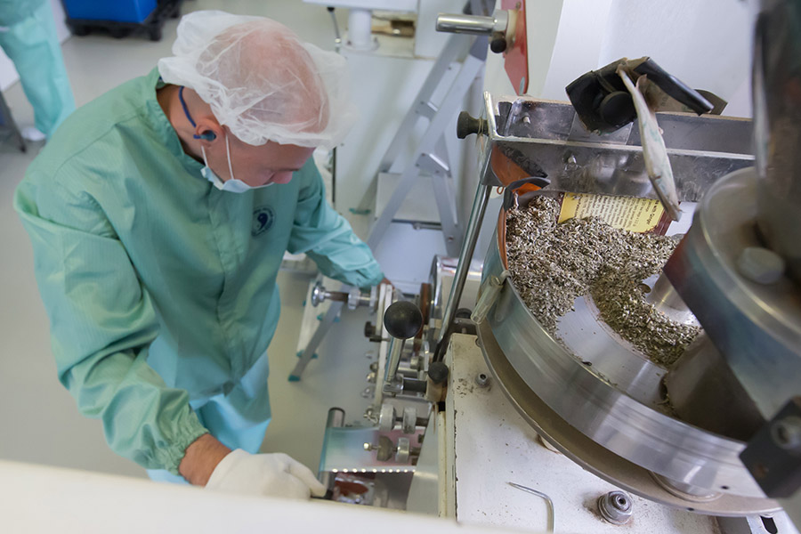 Un empleado trabaja en la empresa de medicina tradicional china de Budapest, capital de Hungría, el 19 de mayo de 2016. [Foto/Xinhua]