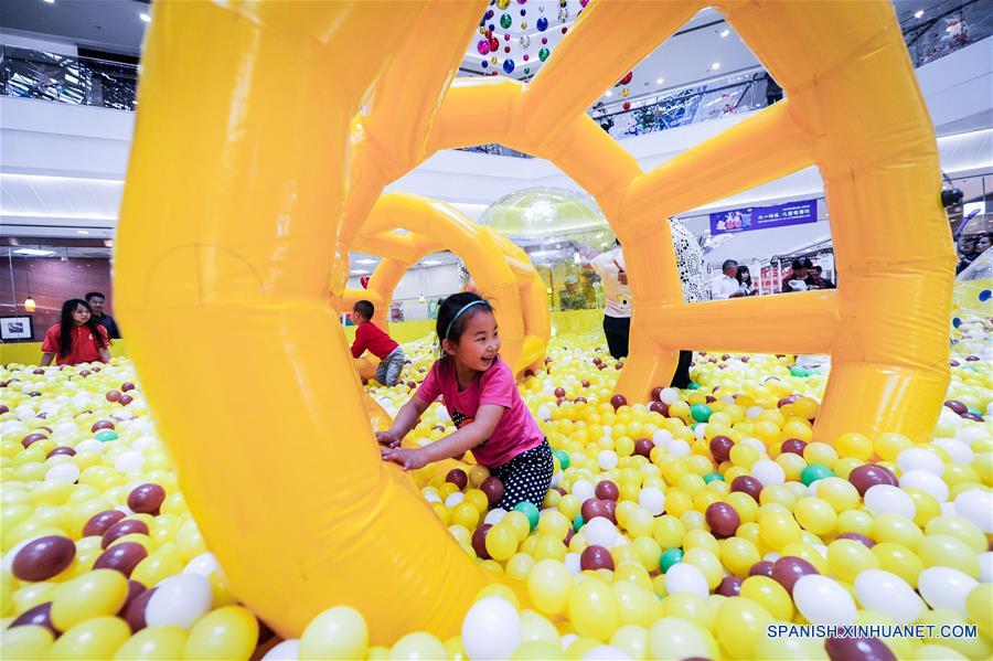 Ni?os juegan en una gran piscina de pelotas en un centro comercial en Harbin, capital de la provincia de Heilongjiang, en el noreste de China, el 28 de mayo de 2016. (Xinhua/Wang Song)