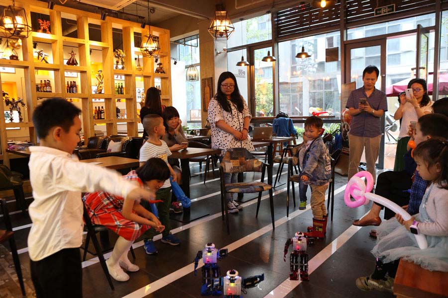 Padres e hijos visitan la cafetería. 