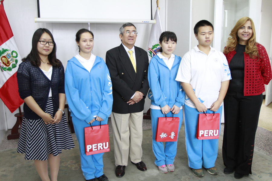 Esta singular iniciativa es promovidapor un grupo de entusiastas pedagogos chinos y latinoamericanos, liderados por la profesora pa?amena Liz Vargas (final, a la derecha).(Foto:YAC)