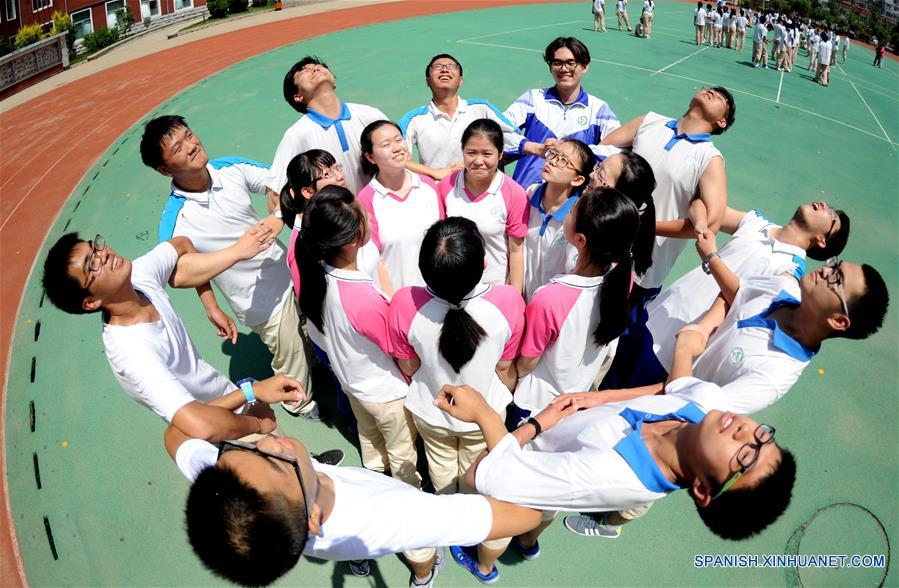 Estudiantes participan en una actividad al aire libre en la Escuela Experimental del Ferrocarril en Shenyang, provincia de Liaoning, en el noreste de China, el 2 de junio de 2016. Una variedad de actividades fueron llevadas a cabo para reducir la presión de los estudiantes previo al examen nacional de entrada a la universidad. (Xinhua/Zhang Wenkui)