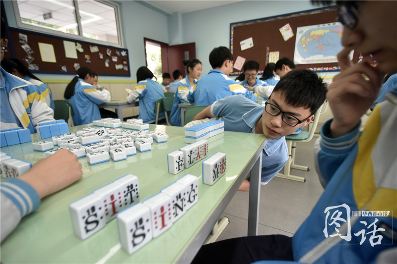 Profesor de Chengdu versiona el mahjong y lo orienta hacia la ense?anza del inglés