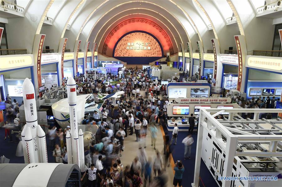 Personas visitan una exposición sobre los logros de China en materia de ciencia y tecnología durante el XII Plan Quinquenal periodo 2011-2015, en Beijing, capital de China, el 5 de junio de 2016. La exposición durará del 1 al 7 de junio en el Centro de Exposiciones de Beijing. (Xinhua/Chen Yehua)