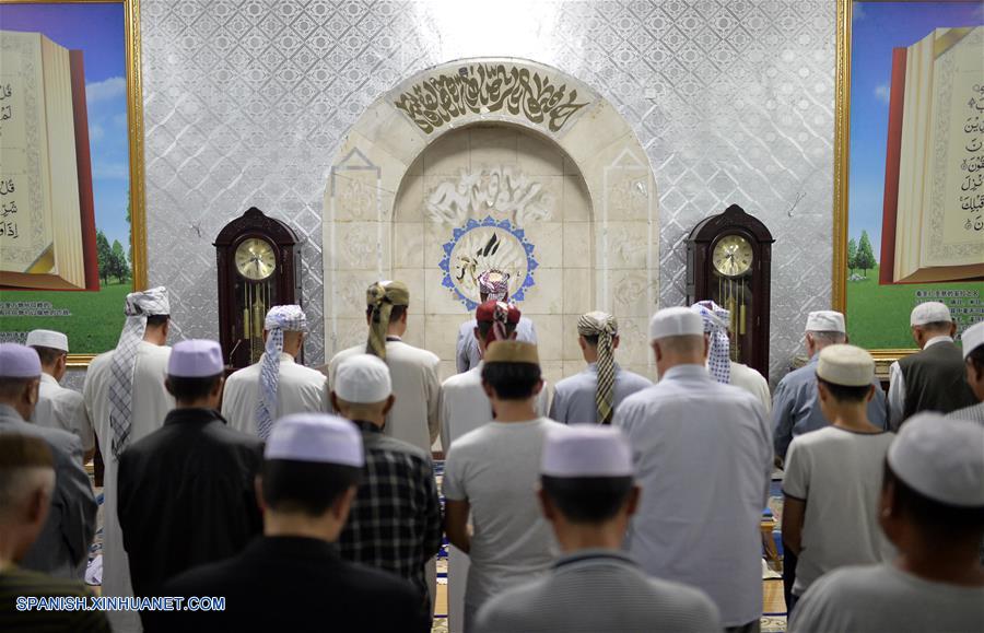 YINCHUAN, junio 6, 2016 (Xinhua) -- Musulmanes oran durante el primer día del Ramadán en Yinchuan, capital de la Región Aautónoma Hui de Ningxia, en el noroeste de China, el 6 de junio de 2016. (Xinhua/Wang Peng)