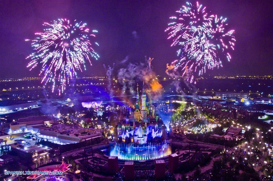 Espectáculo de fuegos artificiales en el Shanghai Disney Resort en Shanghai