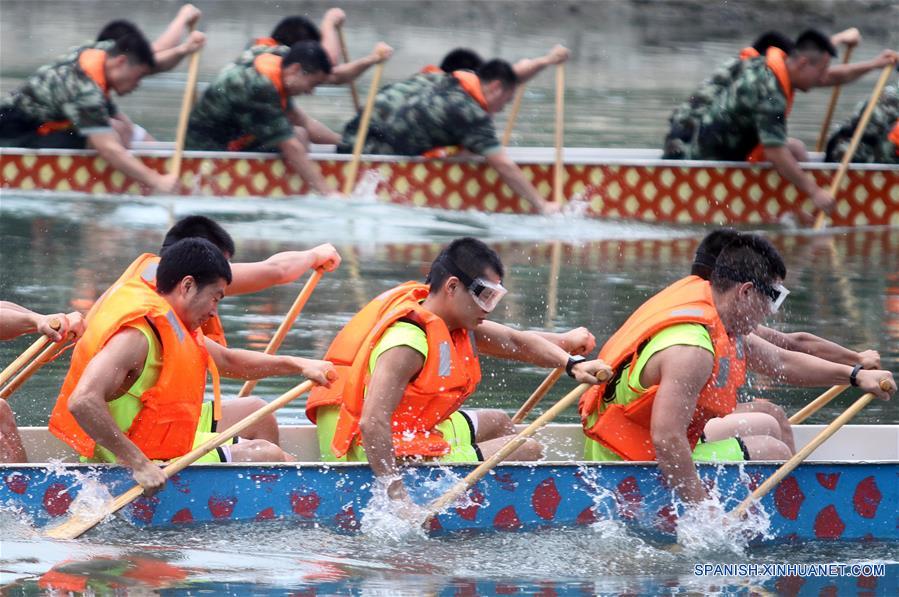 Bomberos compiten en el Lago Yundang en visperas del Festival del Bote de Dragón