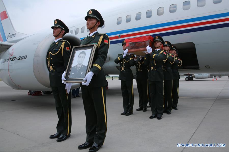 Guardias de honor trasladan el féretro del soldado chino de las fuerzas de paz de la Organización de las Naciones Unidas (ONU), Shen Liangliang, fuera del avión en el Aeropuerto Longjia en Changchun, capital de la provincia de Jilin, en el noreste de China, el 9 de junio de 2016. El cuerpo del soldado chino de las fuerzas de paz de la Organización de las Naciones Unidas (ONU) Shen Liangliang, quien murió en un ataque terrorista en Mali el mes pasado, arribó la tarde del jueves a la ciudad de Changchun, en el noreste de China. (Xinhua/Yin Gang)