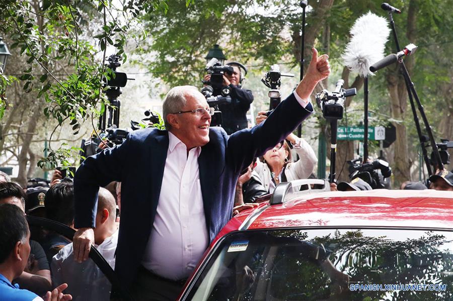 Imagen del 5 de junio de 2016, del candidato presidencial del partido Peruanos por el Kambio (PPK), Pedro Pablo Kuczynski (c), saludando a su salida de un centro de votación después de emitir su voto durante la segunda vuelta electoral presidencial, en el distrito de San Isidro, en Lima, Perú. El economista Pedro Pablo Kuczynski ganó el jueves la Presidencia de Perú con 50.12 por ciento de votos a favor, superando con escaso margen a su rival Keiko Fujimori, quien alcanzó 49.88 por ciento, con el 100 por ciento de actas procesadas, informó la Oficina Nacional de Procesos Electorales (ONPE). (Xinhua/Melina Mejía/ANDINA)