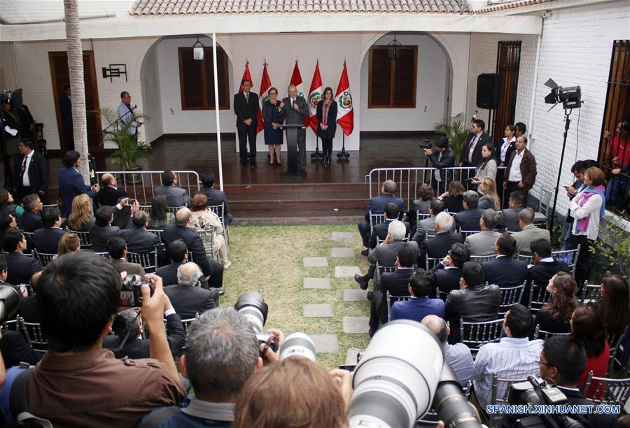 El candidato presidencial del partido Peruanos por el Kambio (PPK), Pedro Pablo Kuczynski (2-d-atrás), realiza un pronunciamiento tras el reporte de la Oficina Nacional de Procesos Electorales (ONPE) sobre los resultados con el 100 por ciento de actas procesadas de la segunda vuelta electoral presidencial, en el distrito de San Isidro, en Lima, Perú, el 9 de junio de 2016. Pedro Pablo Kuczynski es el virtual ganador de las elecciones presidenciales en Perú, con 50.12 por ciento de votos, frente al 49.88 por ciento de su rival Keiko Fujimori, con 100 por ciento de actas procesadas, anunció el jueves el jefe la Oficina Nacional de Procesos Electorales (ONPE), Mariano Cucho. (Xinhua/Luis Camacho)