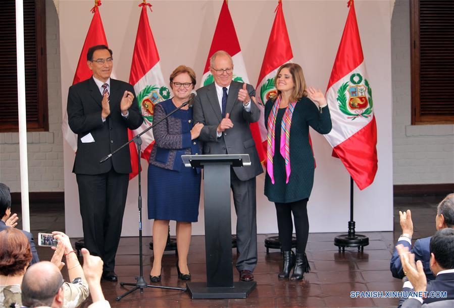 El candidato presidencial del partido Peruanos por el Kambio (PPK), Pedro Pablo Kuczynski (2-d), acompa?ado por su esposa Nancy Lange (2-i), y los integrantes de la fórmula presidencial Martín Vizcarra (i) y Mercedes Aráoz (d), realiza un pronunciamiento tras el reporte de la Oficina Nacional de Procesos Electorales (ONPE) sobre los resultados con el 100 por ciento de actas procesadas de la segunda vuelta electoral presidencial, en el distrito de San Isidro, en Lima, Perú, el 9 de junio de 2016. Pedro Pablo Kuczynski es el virtual ganador de las elecciones presidenciales en Perú, con 50.12 por ciento de votos, frente al 49.88 por ciento de su rival Keiko Fujimori, con 100 por ciento de actas procesadas, anunció el jueves el jefe la Oficina Nacional de Procesos Electorales (ONPE), Mariano Cucho. (Xinhua/Luis Camacho)