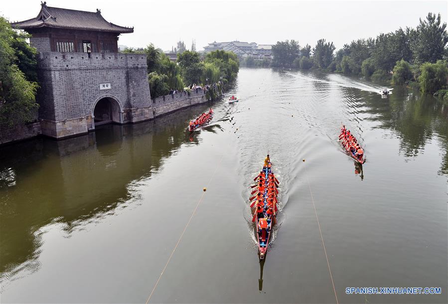 Personas compiten durante una carrera de botes del dragón en Zaozhuang, provincia de Shandong, en el este de China, el 9 de junio de 2016. El Festival del Bote de Dragón, o Festival Duanwu, tradicionalmente se celebra en el quinto día del quinto mes en el calendario lunar Chino, que este a?o es el 9 de junio. (Xinhua/Gao Qimin)