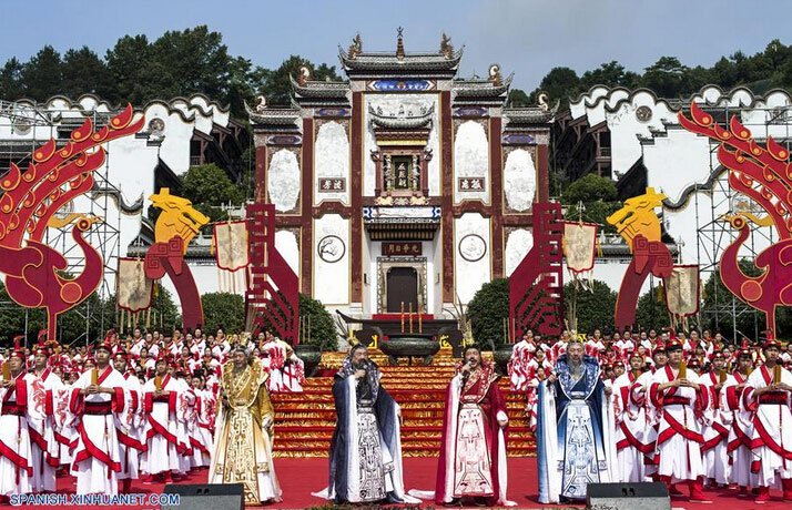 Artistas actúan durante una feria cultural para marcar el próximo Festival del Bote del Dragón, en el condado Zigui, capital de la provincia central de Hubei, China, el 8 de junio de 2016. El Festival del Bote de Dragón o "Duanwu" en chino, se celebra el quinto día del quinto mes del calendario lunar, celebrándose este a?o el 9 de junio. (Xinhua/Xiao Yijiu)