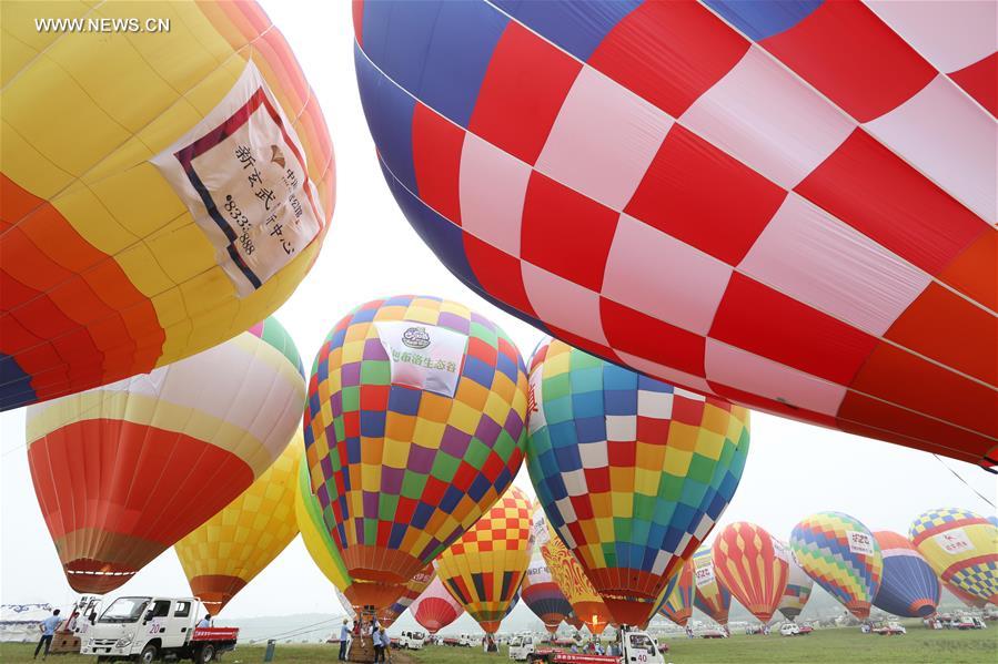 Se celebra boda en grupo en globos aerostáticos sobre Nanjing 5