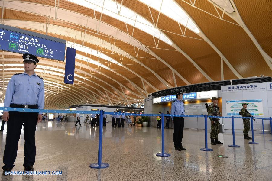 SHANGHAI, junio 12, 2016 (Xinhua) -- Policías montan guardia en el sitio donde ocurrió una explosión en el Aeropuerto Internacional Pudong de Shanghai, en Shanghai, en el este de China, el 12 de junio de 2016. Tres pasajeros resultaron heridos después de una explosión en el Aeropuerto Internacional Pudong de Shanghai, el domingo por la tarde, de acuerdo con autoridades locales. (Xinhua/Str)