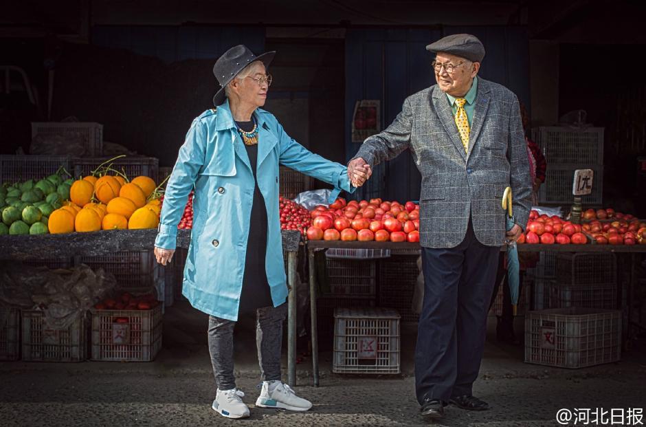 Pareja de 95 a?os celebran su 64°aniversario con una sesión de fotos a la moda