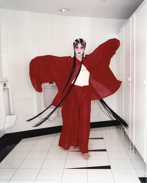 La internacionalmente conocida bailarína china Jin Xing posa en el ba?o del Gran Teatro de Shanghai, en abril de 2002. [Foto para China Daily]