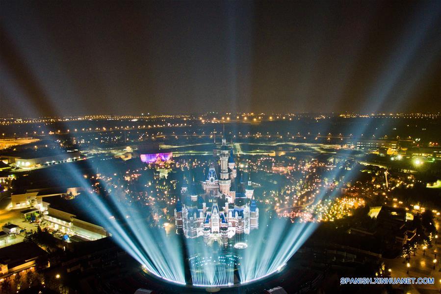 Ensayo del espectáculo de pirotecnia y luces en el Shanghai Disneyland