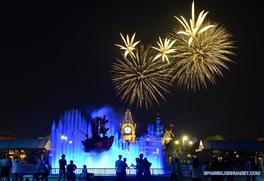 Fuegos artificiales y espectáculo de luz en el Shanghai Disneyland