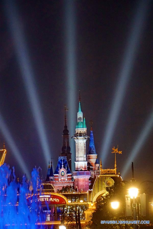 Fuegos artificiales y espectáculo de luz en el Shanghai Disneyland