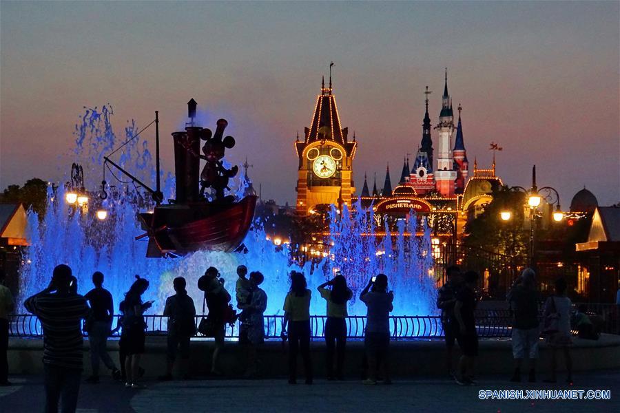 Fuegos artificiales y espectáculo de luz en el Shanghai Disneyland