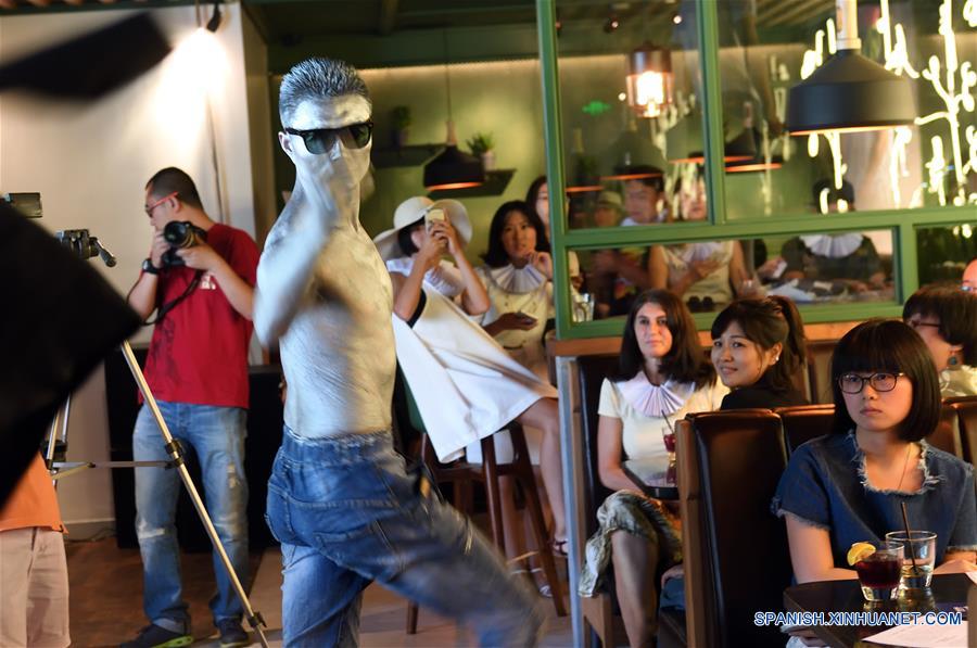 BEIJING, junio 15, 2016 (Xinhua) -- Un actor realiza una interpretación durante una conferencia de prensa del 9 Festival de Artes Escénicas de Beijing, en Beijing, capital de China, el 15 de junio de 2016. Treinta y siete obras y un soneto de William Shakespeare serán puestos en escena en el festival que se llevará a cabo en septiembre. (Xinhua/Jin Liangkuai)