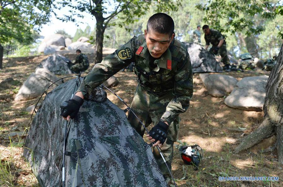 Soldados de la Fuerza de Policía Armada del Pueblo Chino establecen tiendas de campa?a durante una sesión de entrenamiento en el Monte Tai en Taian, provincia de Shandong, en el este de China, el 16 de junio de 2016. Soldados de la Fuerza de la Policía Armada en Shandong llevaron a cabo el jueves sesiones de entrenamiento en el Monte Tai. El entrenamiento durará 7 días y noches, incluyendo 43 sesiones de 6 categorías. (Xinhua/Zhu Zheng)