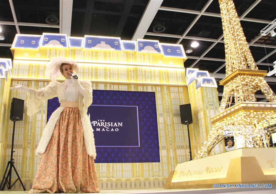  Una cantante actúa en el Centro de Convenciones y Exposiciones de Hong Kong (HKCEC, por sus siglas en inglés), en Hong Kong, en el sur de China, el 16 de junio de 2016. La 30 Expo Viajes Internacionales y la 11 Expo Reuniónes, Incentivos, Convenciones y Exposiciones (MICE, por sus siglas en inglés) comenzó el jueves en el HKCEC. Más de 600 expositores de aproximadamente 50 países y regiones participaron en las expos que permanecerán hasta el 19 de junio. (Xinhua/Wang Shen)