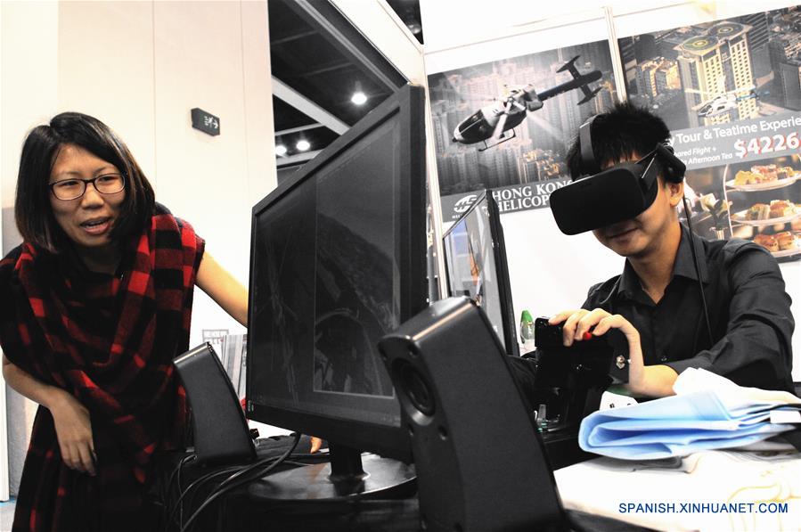 Un visitante prueba un dispositivo de Realidad Virtual RV para experimentar el vuelo de un helicóptero en el Centro de Convenciones y Exposiciones de Hong Kong (HKCEC, por sus siglas en inglés), en Hong Kong, en el sur de China, el 16 de junio de 2016. La 30 Expo Viajes Internacionales y la 11 Expo Reuniónes, Incentivos, Convenciones y Exposiciones (MICE, por sus siglas en inglés) comenzó el jueves en el HKCEC. Más de 600 expositores de aproximadamente 50 países y regiones participaron en las expos que permanecerán hasta el 19 de junio. (Xinhua/Wang Shen)