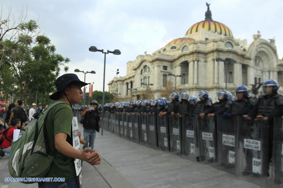 CIUDAD DE MEXICO, junio 17, 2016 (Xinhua) -- Elementos de la policía bloquean el paso de una marcha de integrantes de la Coordinadora Nacional de Trabajadores de la Educación (CNTE), en la Ciudad de México, capital de México, el 17 de junio de 2016. De acuerdo con información de la prensa local, la policía llevó a cabo un operativo para contener a los docentes, que rechazan la reforma educativa promulgada en 2013 por el presidente de México, Enrique Pe?a Nieto. (Xinhua/Str)