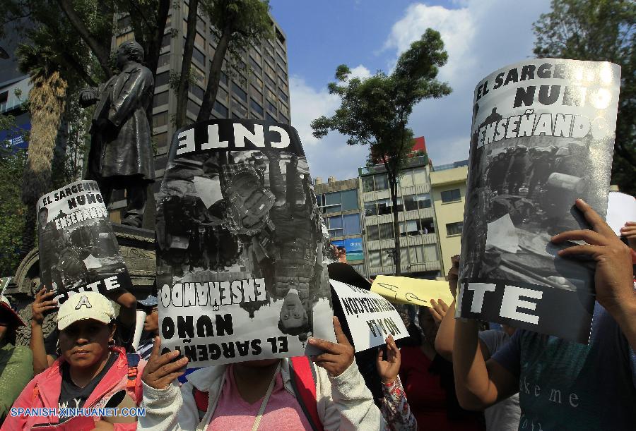 CIUDAD DE MEXICO, junio 17, 2016 (Xinhua) -- Integrantes de la Coordinadora Nacional de Trabajadores de la Educación (CNTE), participan durante una marcha en la Ciudad de México, capital de México, el 17 de junio de 2016. De acuerdo con información de la prensa local, la policía llevó a cabo un operativo para contener a los docentes, que rechazan la reforma educativa promulgada en 2013 por el presidente de México, Enrique Pe?a Nieto. (Xinhua/Str)