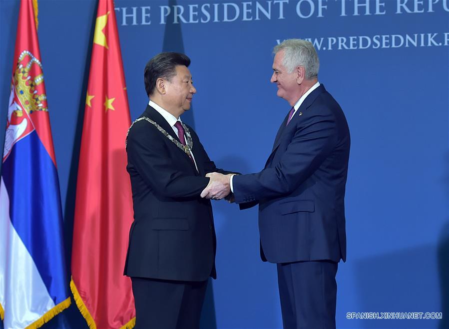 El presidente de Serbia, Tomislav Nikolic (d), condecora al presidente de China, Xi Jinping, con la Orden de la República de Serbia, para hacer extensivo el agradecimiento al presidente chino por sus contribuciones excepcionales para impulsar las relaciones bilaterales, después de sus conversaciones en Belgrado, Serbia, el 18 de junio de 2016. (Xinhua/Li Tao)