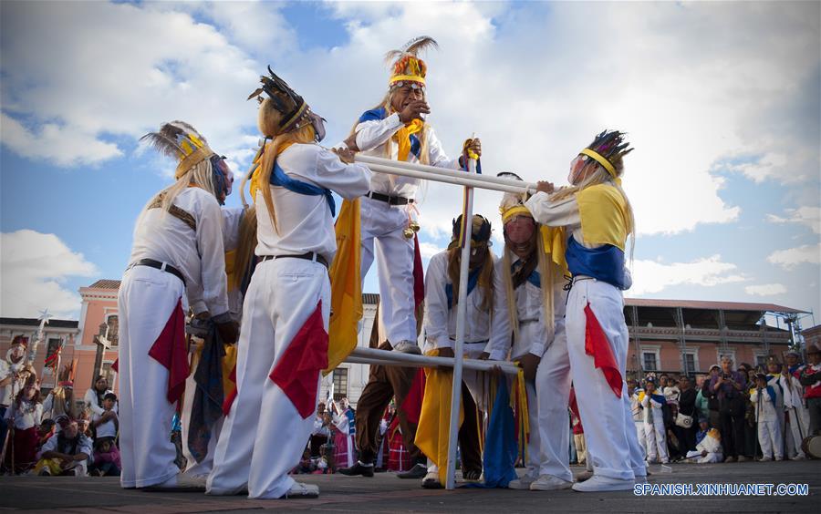 Danzantes participan durante el III Encuentro de Danzantes Ancestrales, en la plaza de Santo Domingo, en la ciudad de Quito, capital de Ecuador, el 18 de junio de 2016. De acuerdo con información de la prensa local, varios grupos de danzantes de distintos barrios de la capital participaron con coloridos bailes con el objetivo de revalorizar y revitalizar la danza ancestral de los Yumbos. Esta danza tiene su origen en tiempos preincáicos, y representa el legado más antiguo del legado espiritual de los Quitu, Cara y Yumbos, considerada patrimonio intangible de Ecuador. (Xinhua/Santiago Armas)