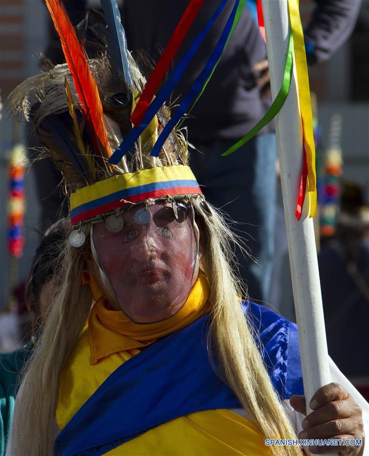 Un danzante participa durante el III Encuentro de Danzantes Ancestrales, en la plaza de Santo Domingo, en la ciudad de Quito, capital de Ecuador, el 18 de junio de 2016. De acuerdo con información de la prensa local, varios grupos de danzantes de distintos barrios de la capital participaron con coloridos bailes con el objetivo de revalorizar y revitalizar la danza ancestral de los Yumbos. Esta danza tiene su origen en tiempos preincáicos, y representa el legado más antiguo del legado espiritual de los Quitu, Cara y Yumbos, considerada patrimonio intangible de Ecuador. (Xinhua/Santiago Armas)